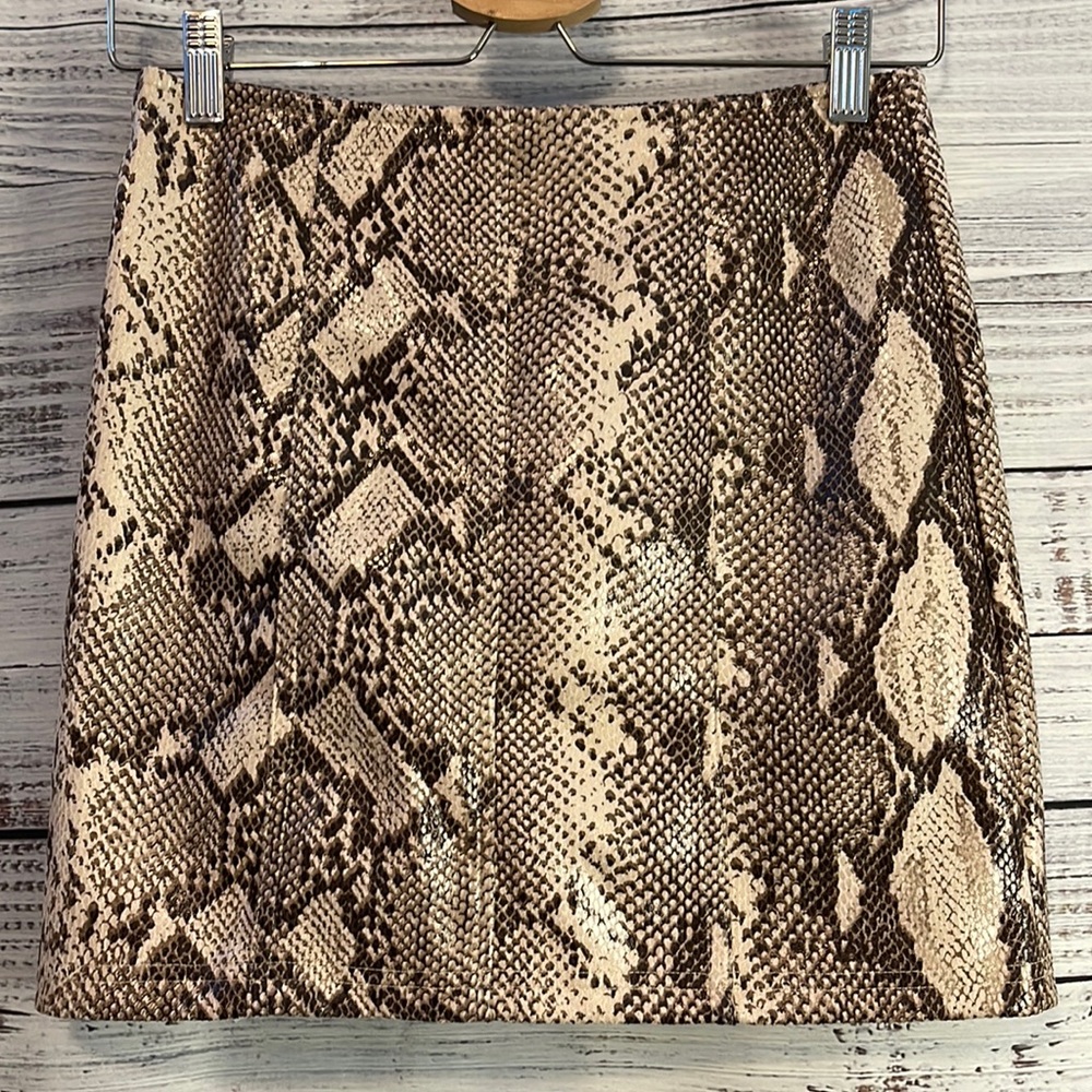 Le Lis Boutique Collection Beige Snake Print Miniskirt Size Small